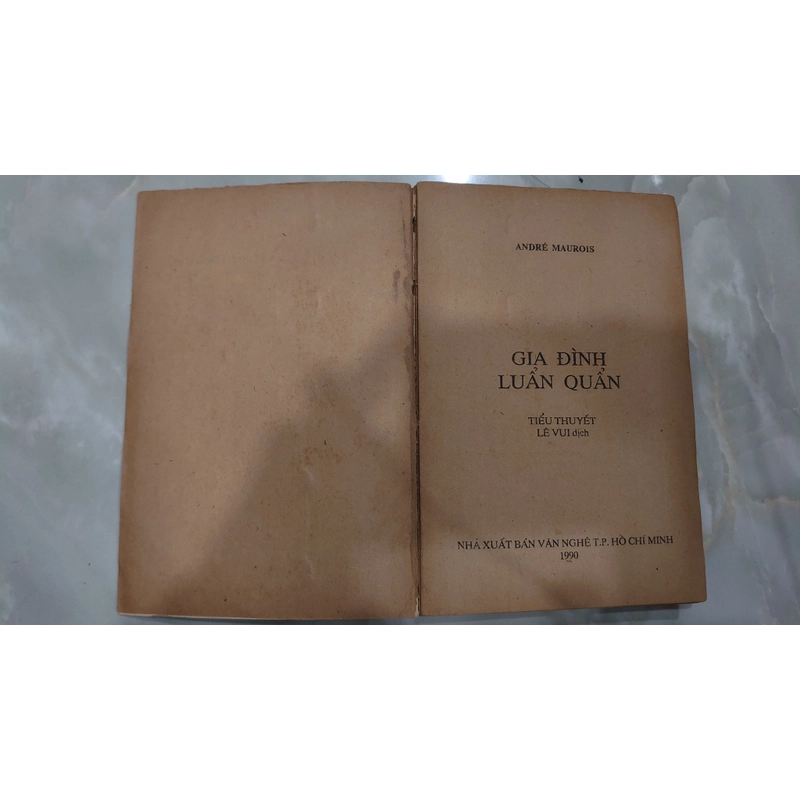 GIA ĐÌNH LUẨN QUẨN: tiểu thuyết.
Tác giả: André Maurois.
Dịch giả: Lê Vui 314982