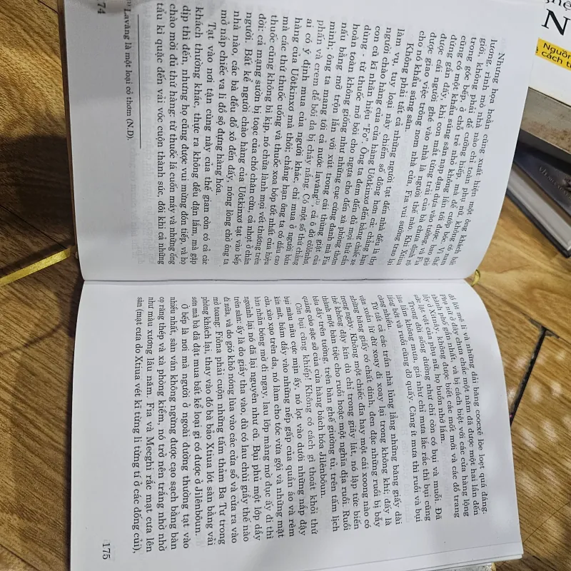 Tiếng chim hót trong bụi mận gai  (bìa cứng)
130k 758362