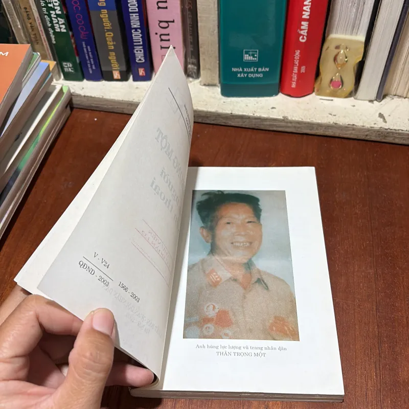 II Văn Học: Trân Trọng Một Con Người Huyền Thoại - Nguyễn Quang Hà - 2003 785616