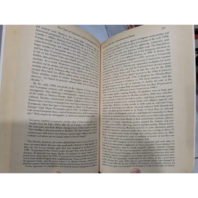 The clash of civilizations and the remaking of World order - Samuel P.Huntington 689392