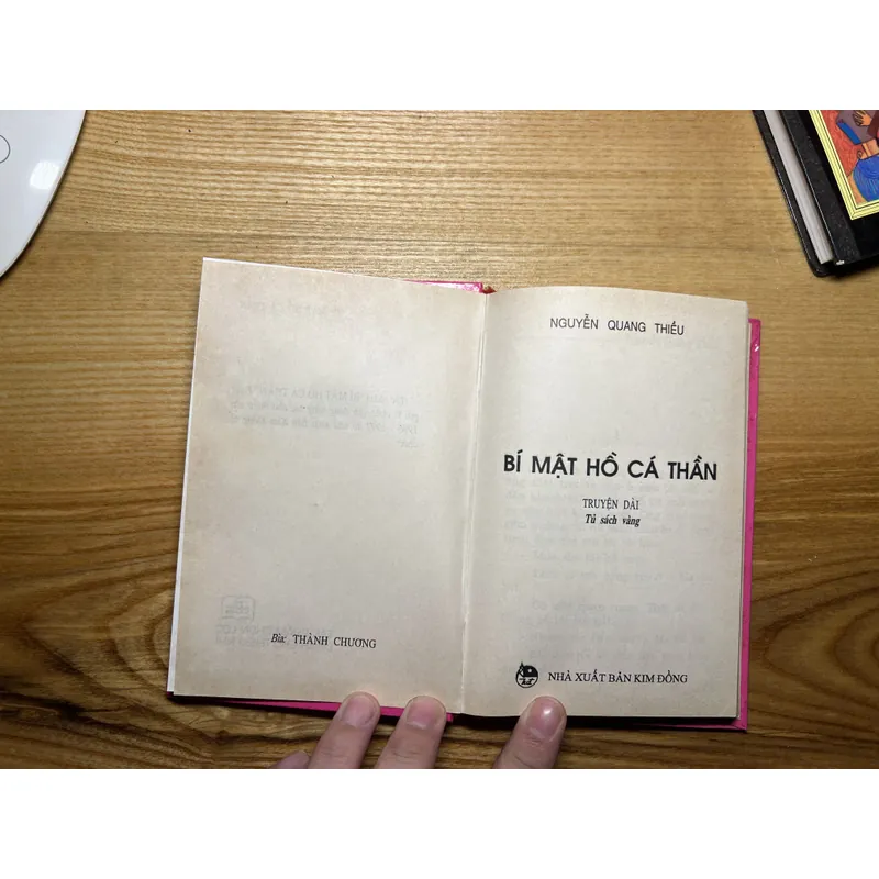 Bí mật Hồ cá thần (bìa cứng) 709164