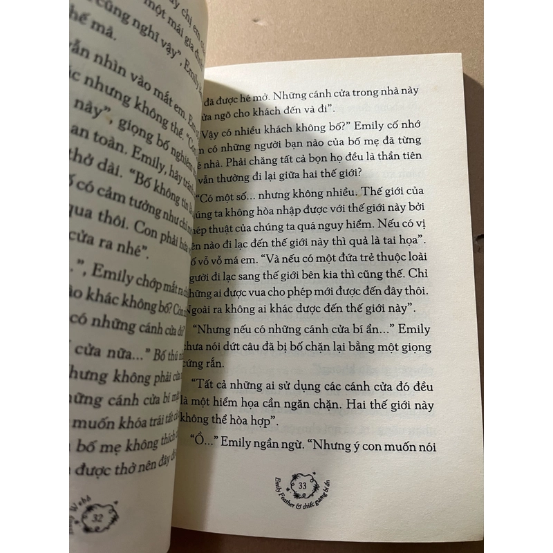 Emily Feather và chiếc gương bí ẩn 524459