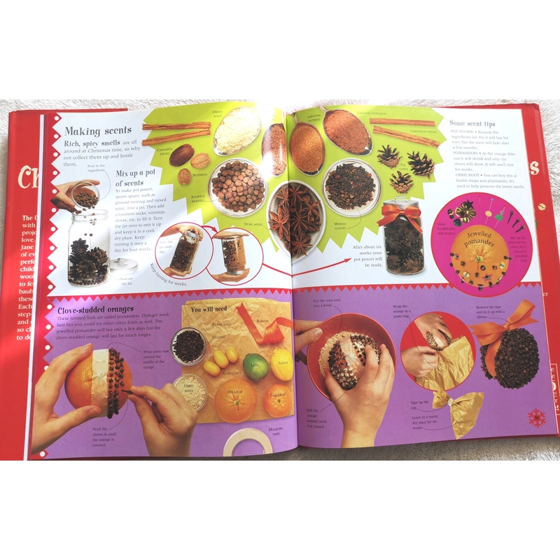 THE MERRY CHRISTMAS 
ACTIVITY BOOK  405263