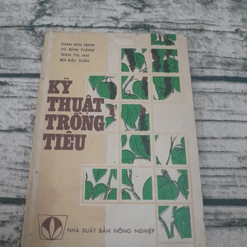 Kỹ thuật trồng tiêu. Chủ biên Phan Hữu Trinh. NXB Nông nghiệp 1988 695444