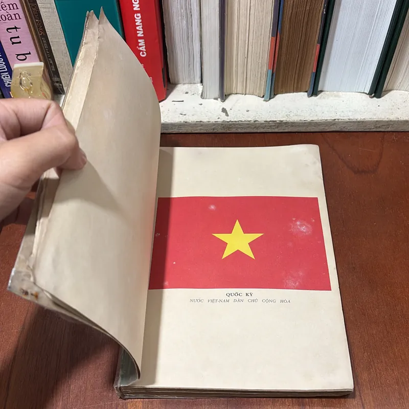 II Lịch Sử: Việt Nam _ Đất Nước Anh Hùng - 1975 724645