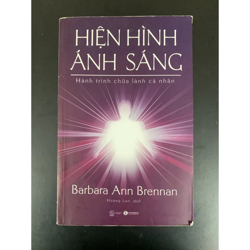 (Sách cũ) Hiện hình ánh sáng - Hành trình chữa lành cá nhân - Barbara Ann Brennan 971856