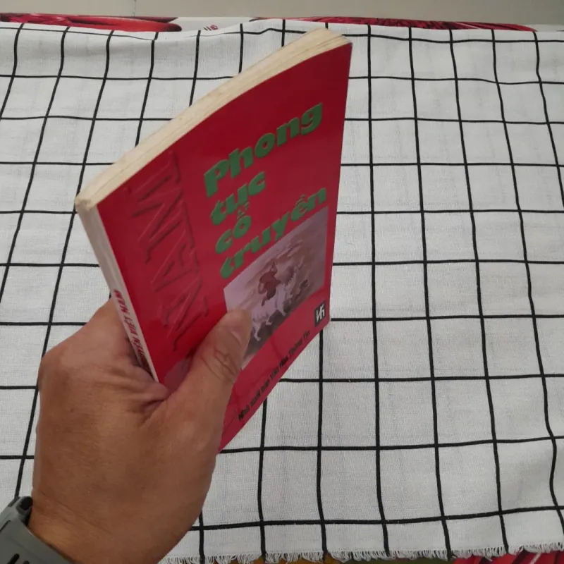 Phong tục cổ truyền Việt Nam. Quỳnh Trang tuyển chọn. Nxb Văn hóa TT năm 2002 786378