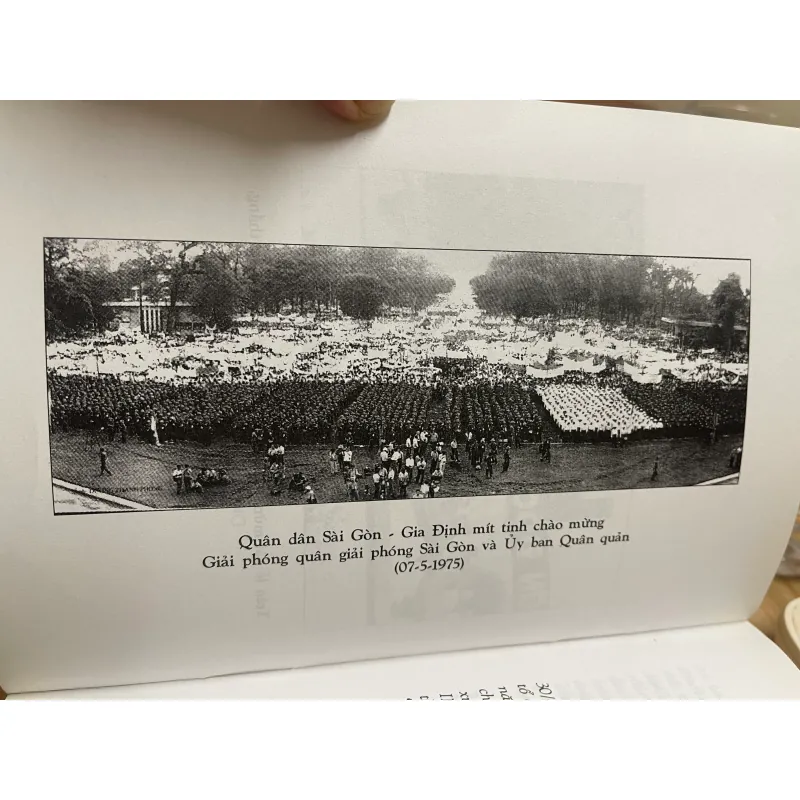 Sách ghi nhớ Mùa Xuân Đại Thắng 1975 - Tập ảnh kỷ niệm lịch sử 1038091