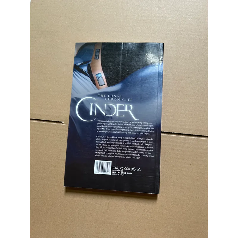 The Lunar Chronicles: Cinder Công chúa mặt trăng - Marissa Meyer 734410