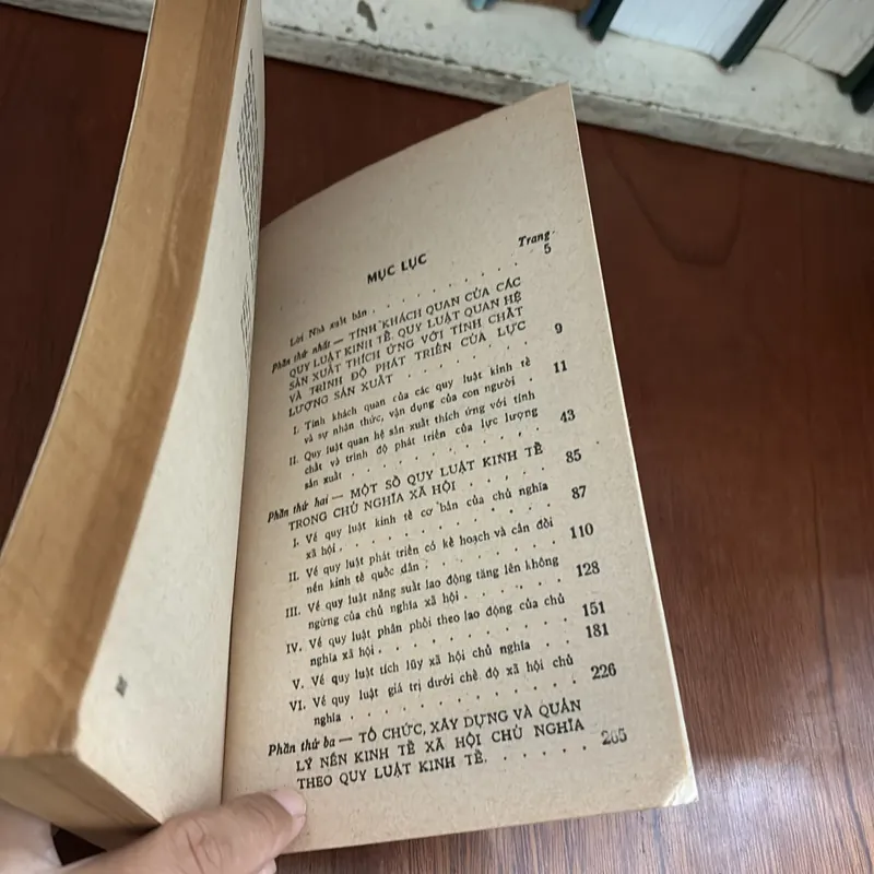 II Sách Xưa: Về Những Quy Luật Kinh Tế Trong Chủ Nghĩa Xã Hội - 1975 602998