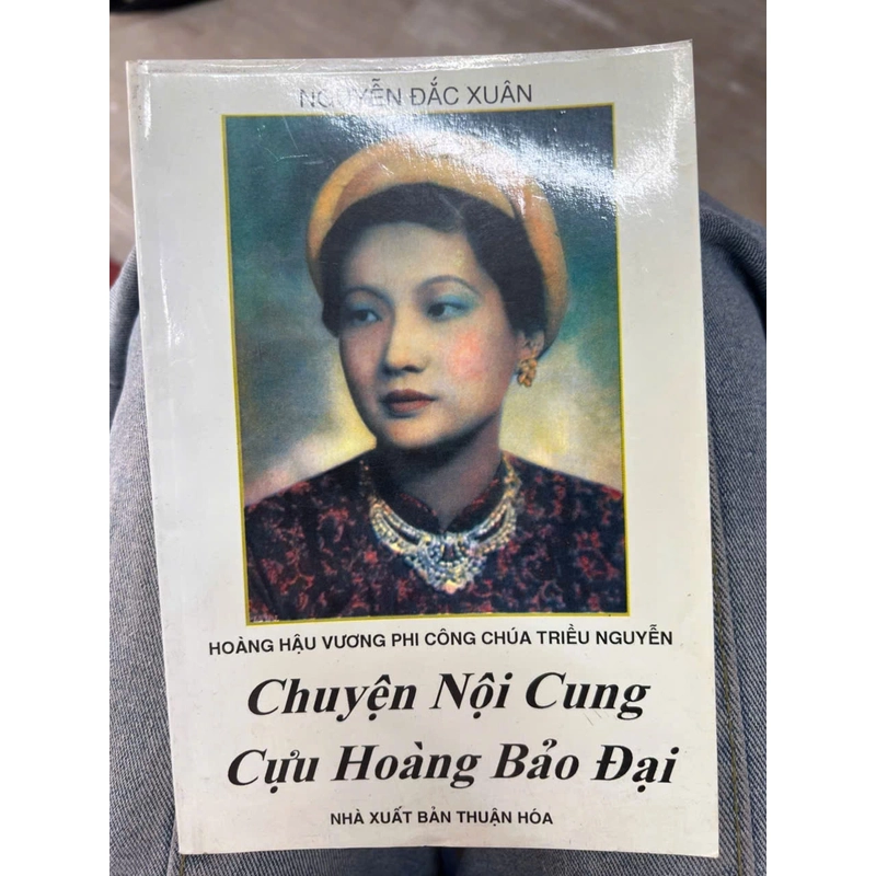 Chuyện nội cung cựu Hoàng Bảo Đại - NXB Thuận Hoá.8 336329
