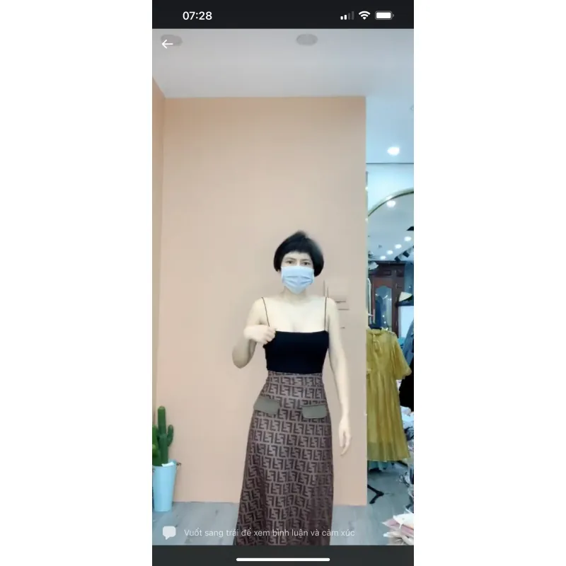 Đầm công sở họa tiết logo Fendi phối túi nhỏ vàng 1024420