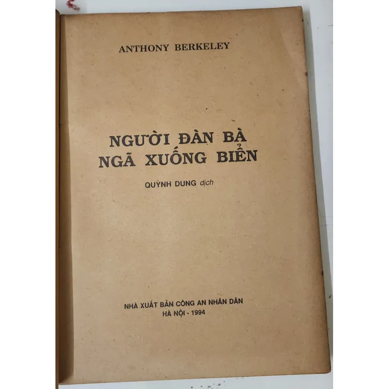 Truyện trinh thám cổ điển Anh: NGƯỜI ĐÀN BÀ NGÃ XUỐNG BIỂN (Anthony Berkeley) 785511