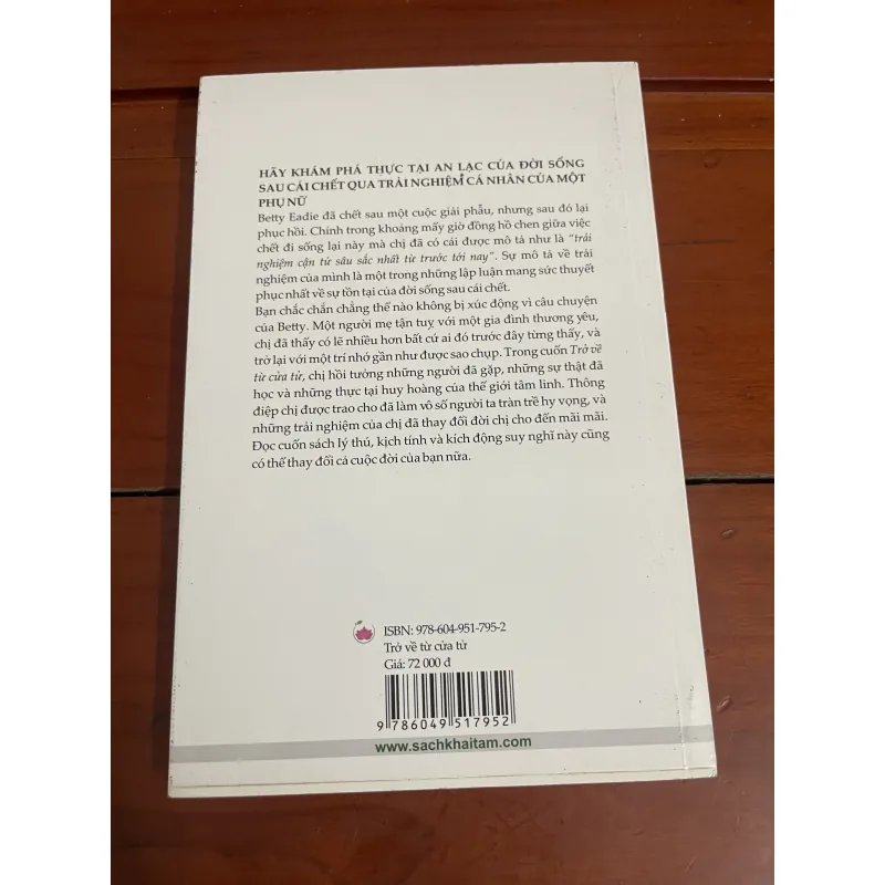 Trở về từ cửa tử Betty J. Eadie 927377