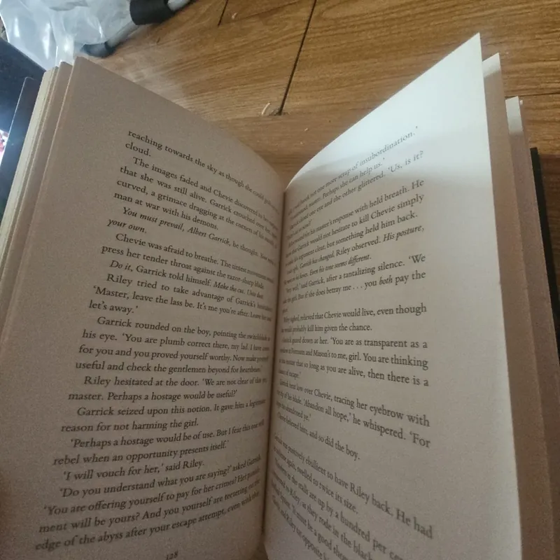 Warp The Reluctant Assassin book 1 (bìa cứng)Giá 40k 603911