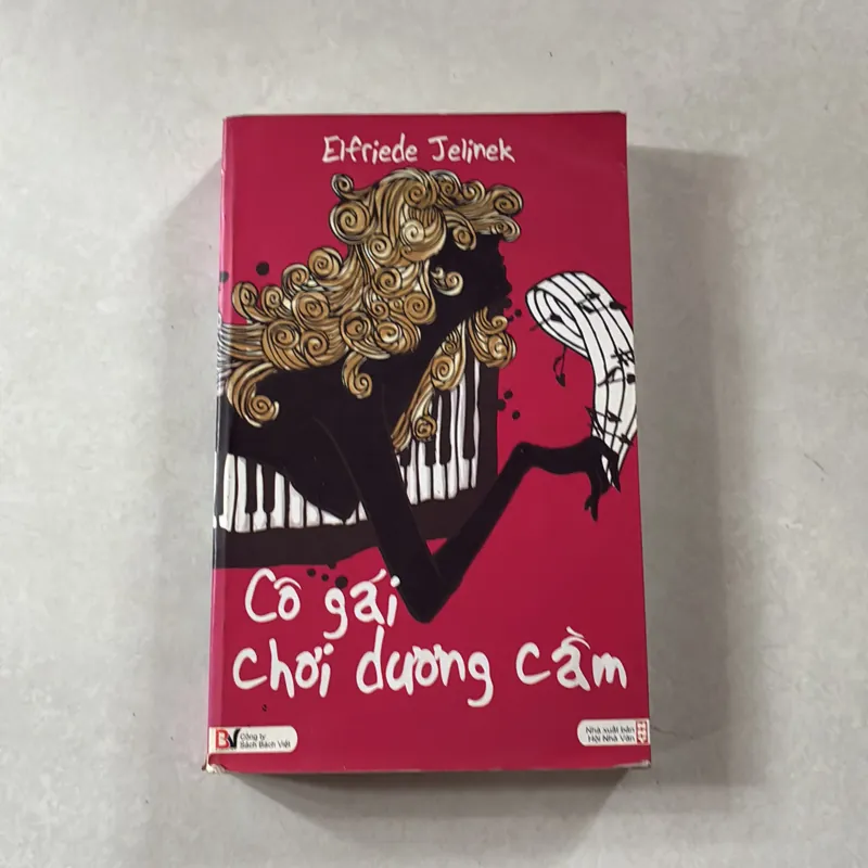 Cô gái chơi dương cầm 735946