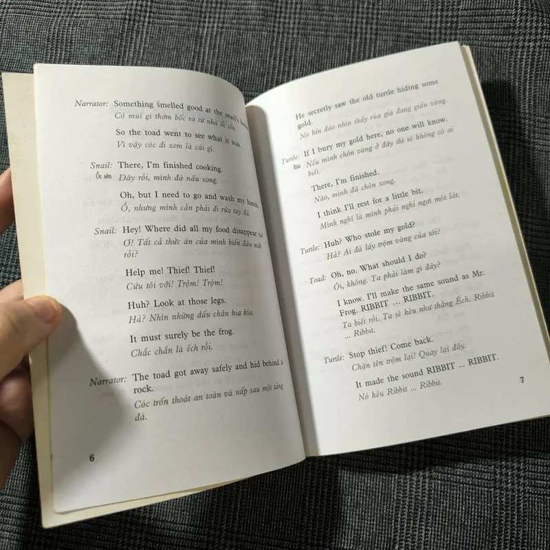 (Song ngữ Anh-Việt) The Stealing Toad (Con cóc ăn trộm) - Lê Huy Lâm (dịch giả) 697726