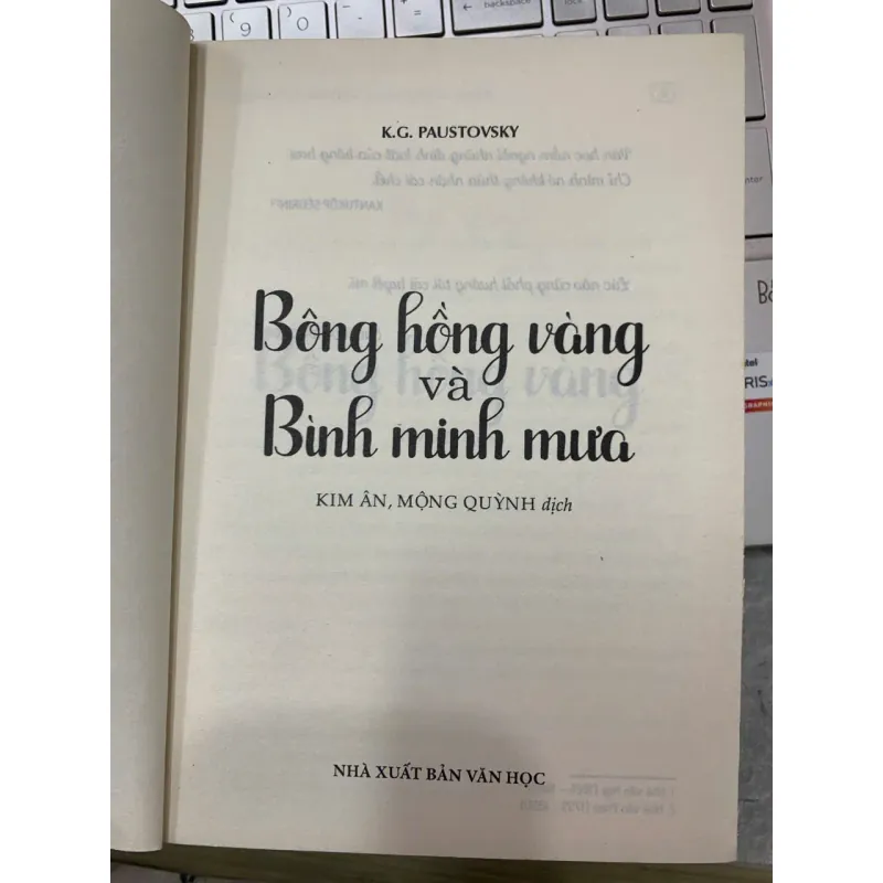 BÔNG HỒNG VÀNG VÀ BÌNH MINH MƯA - K. G. PAUSTOVSKY 329435