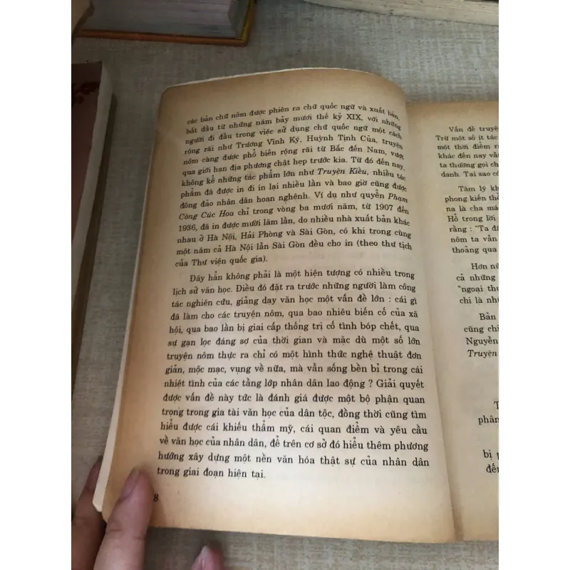 Phê bình bình luận văn học 976107