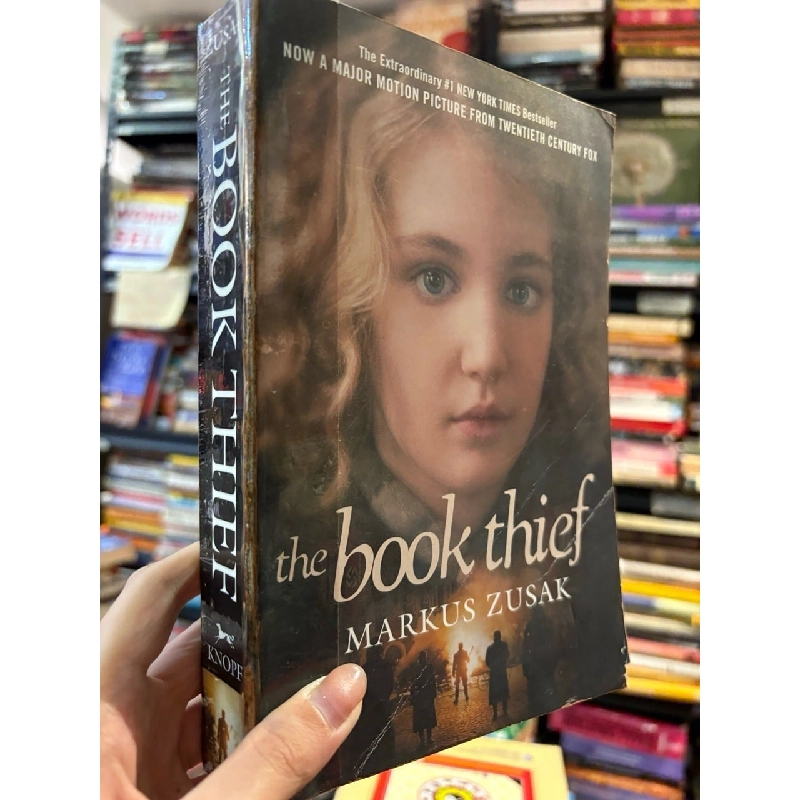 THE BOOK THIEF (A NOVEL) - MARKUS ZUSAK 120823