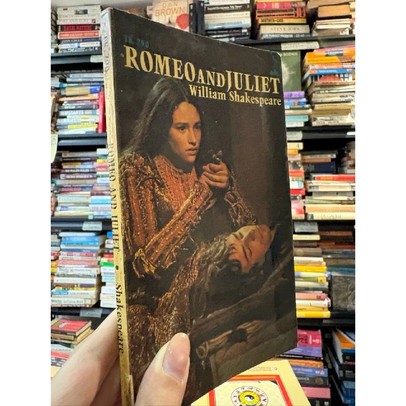 ROMEO AND JULIET - William Shakespeare 274983