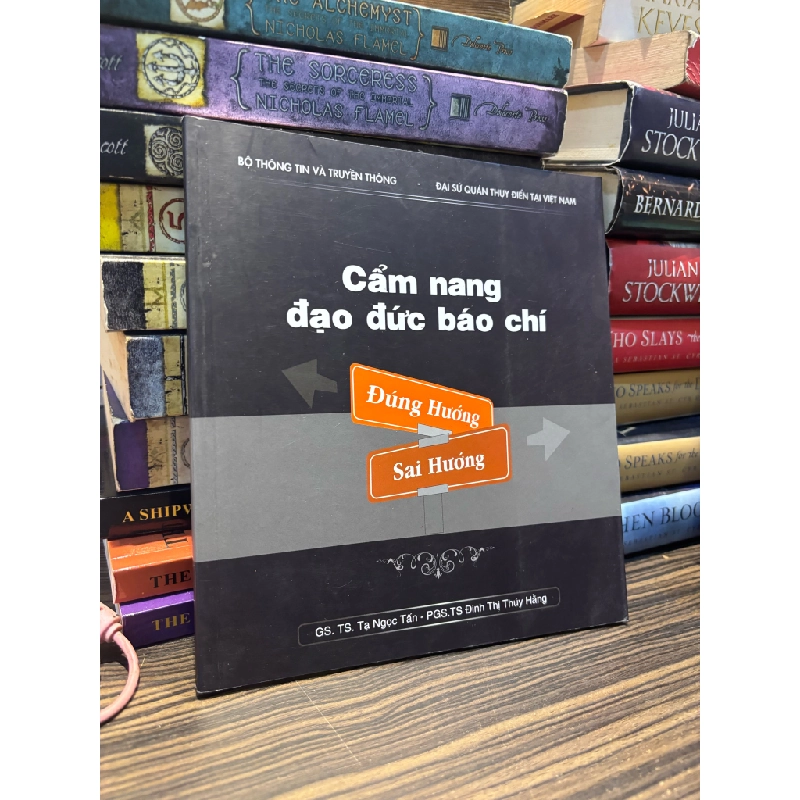 Cẩm nang đạo đức báo chí - Tạ Ngọc Tấn & Đinh Thị Thúy Hằng 333896