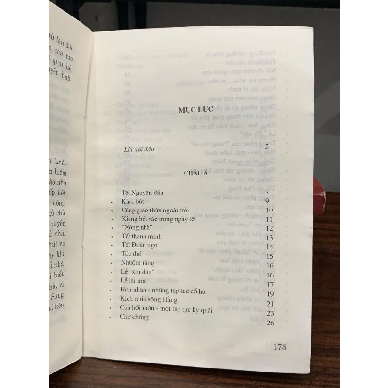 Các phong tục nổi tiếng thế giới – Đăng Khoa (biên soạn) 588566