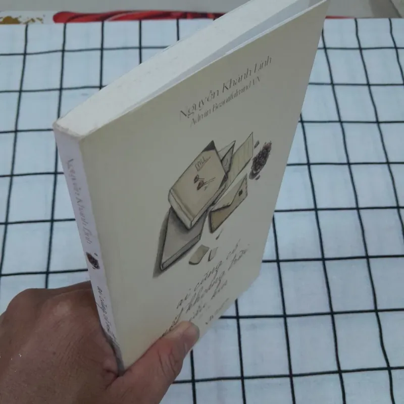Tản văn- Ai cũng có một khoảng trời dấu kín. Tg Nguyễn Khánh Linh 935341