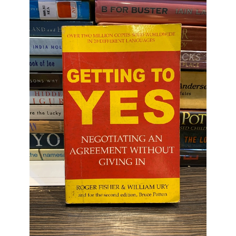 GETTING TO YES: NEGOTIATING AN AGREEMENT WITHOUT GIVING IN -  Roger Fisher and William Ury 172955