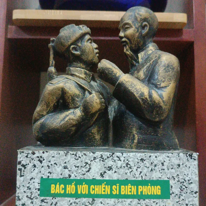 Tượng Bác Hồ với chiến sĩ biên phòng 1008629