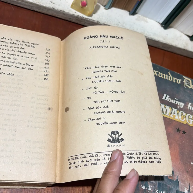 II Văn Học Nước Ngoài: Hoàng Hậu MácGô (2 Tập) - ALEXANĐRƠ ĐUYMA - 1988 781593