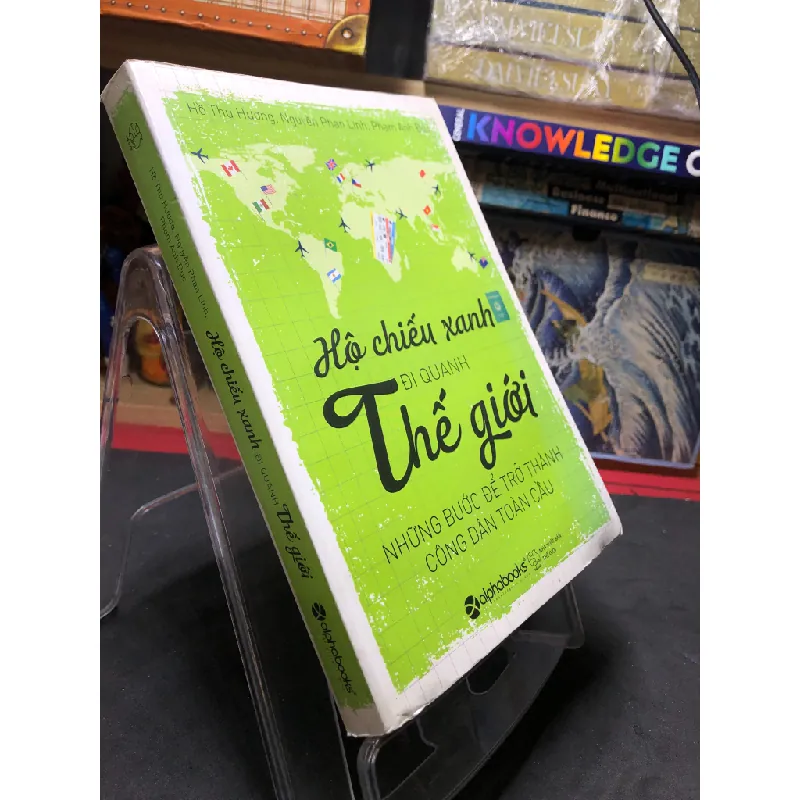 Hộ chiếu xanh đi quanh thế giới 2016 mới 75% ố bẩn nhẹ bụng sách cong ẩm sách Hồ Thu Hương, Nguyễn Phan Linh và Phạm Anh Đức HPB0407 KỸ NĂNG Blogmeo21025 581983