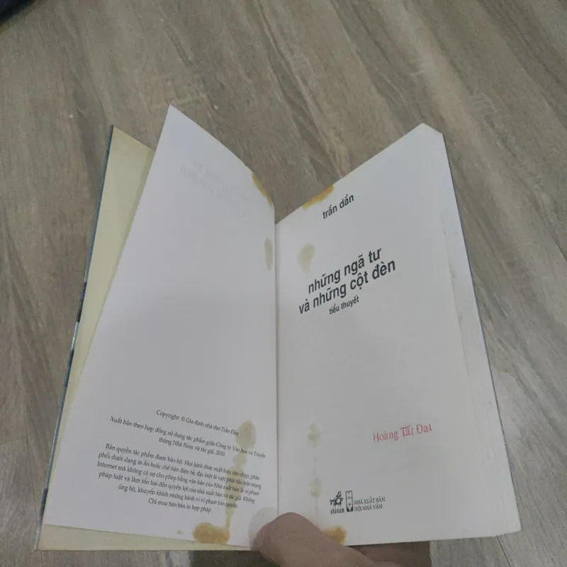 Những Ngã Tư Và Những Cột Đèn - Trần Dần 732159