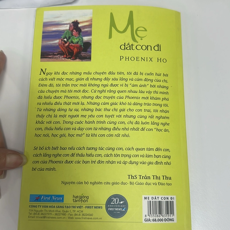 Mẹ dắt con đi 496303