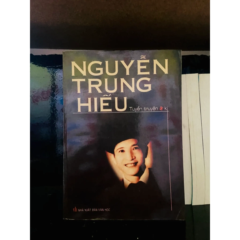 (Sách cũ SCGR) Nguyễn Trung Hiếu - Văn học VAVOA1T4-4 Blogmeo090426 1015267