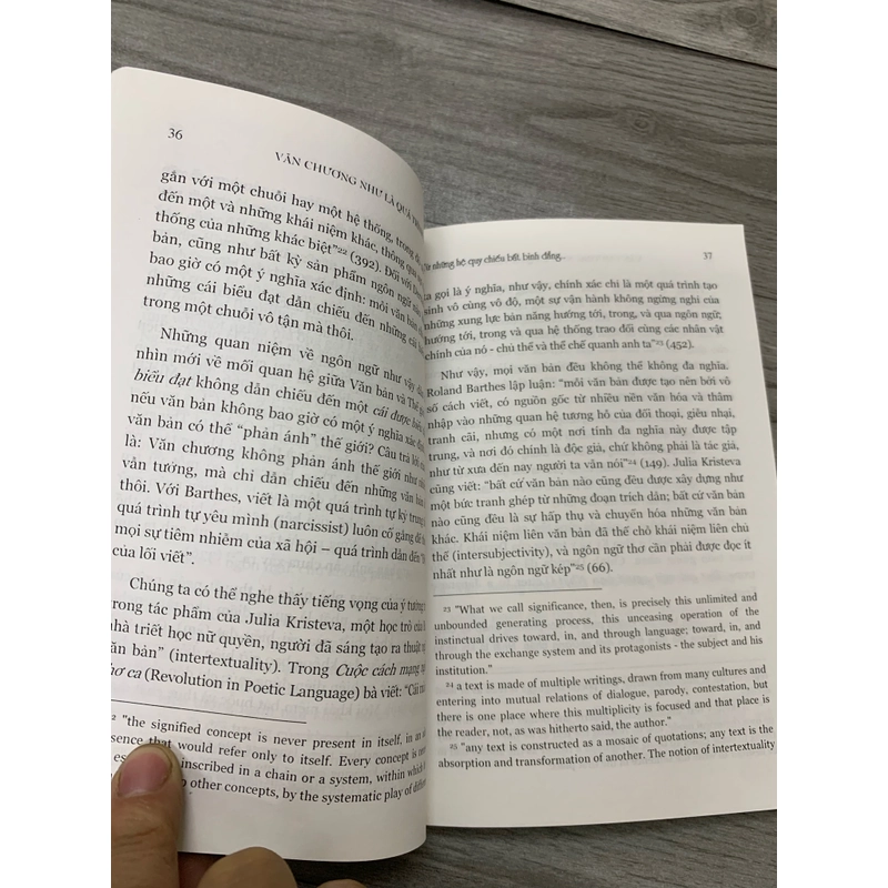 Văn chương như là một quá trình dụng điển. 999 460038