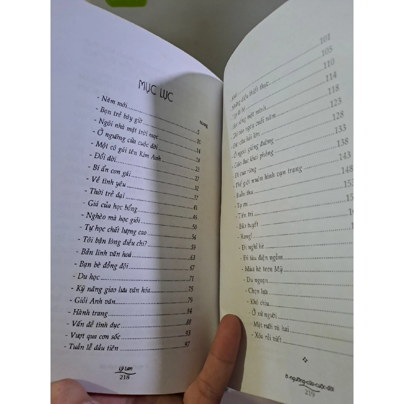 Ở ngưỡng của cuộc đời Lý Lan mới 90% ố nhẹ 2010 HCM0308 Văn học Việt Nam 923240