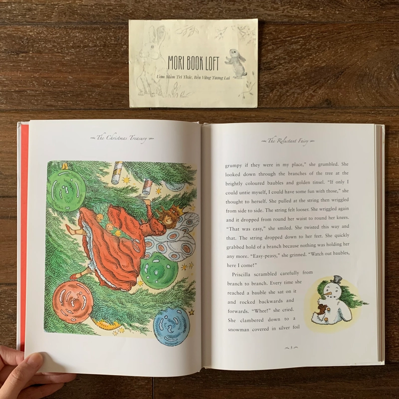 Sách ngoại văn Christmas Treasury, Used, Bìa cứng 360724