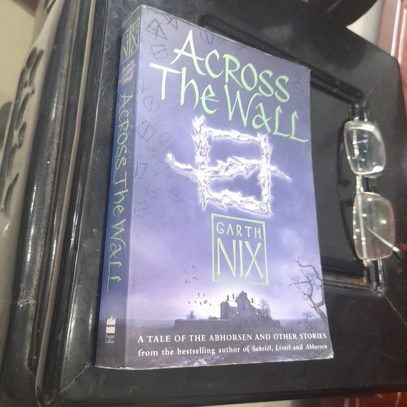 ACROSS the WALL - A Tale of the Abhorsen and Other Stories 367675