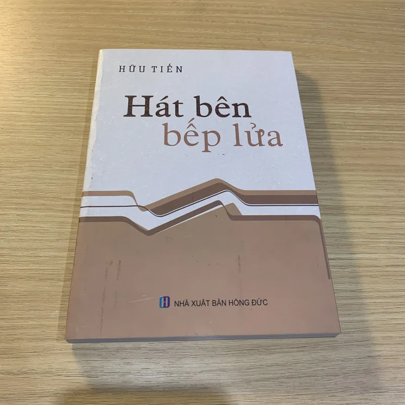 Hát bên bếp lửa - Hữu Tiến - NXB Hồng Đức 716876