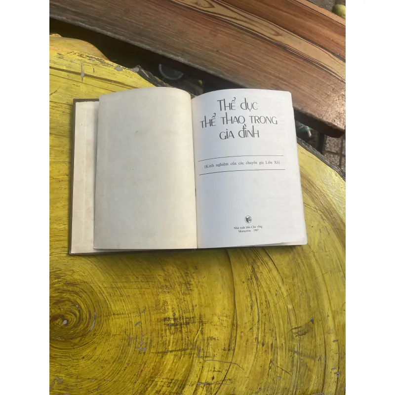 THỂ DỤC THỂ THAO TRONG GIA ĐÌNH bìa cứng in tại Liên Xô (cũ) 798907