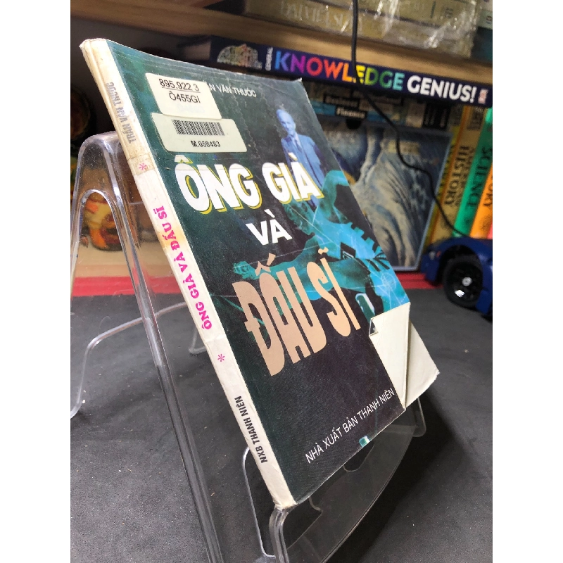 Ông già và đấu sĩ mới 70% ố vàng có dấu mộc và viết nhẹ trang đầu 1999 Trần Văn Thước HPB0906 SÁCH VĂN HỌC 914724