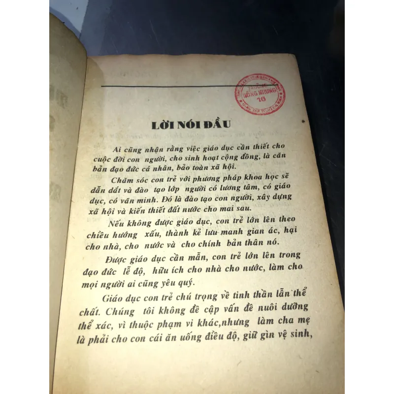 Thuật ứng xử giữa cha mẹ với con trẻ trong gia đình - Phan Kim Hương 958722