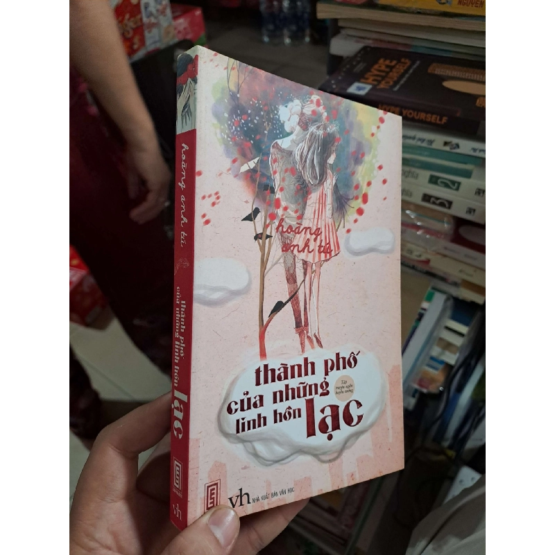 Thành Phố Của Những Linh Hồn Lạc - Hoàng Tú Anh - 2013 mới 80% ố - VĂN HỌC - HMT3012 Blogmeo040226 794919