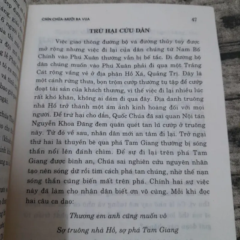 NHÀ NGUYỄN Chín Chúa Mười ba Vua- Tg Phi Long . Bản in 2003 Nxb Đà Nẵng 781265