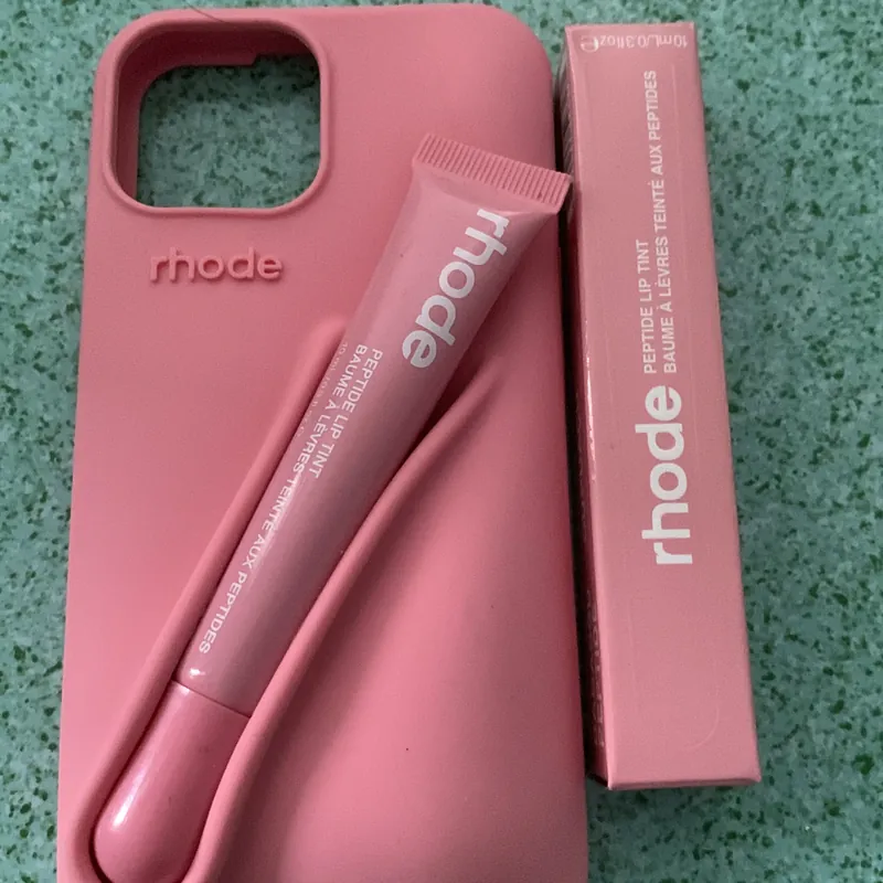 Ốp lưng Iphone 13 màu hồng kèm son dưỡng 689853