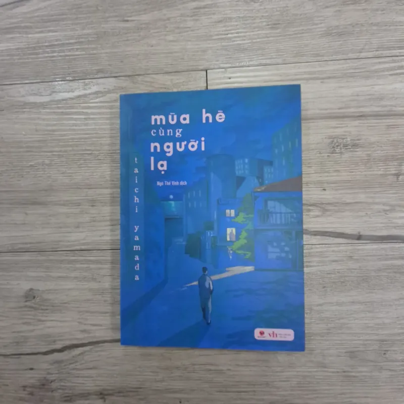 Sách "Mùa hè cùng người lạ" 566992