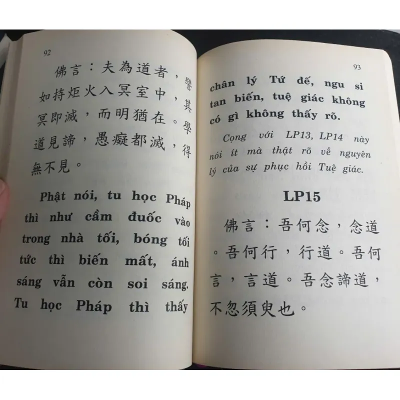 Sách Đặc tuyển 42 lời Phật 694534