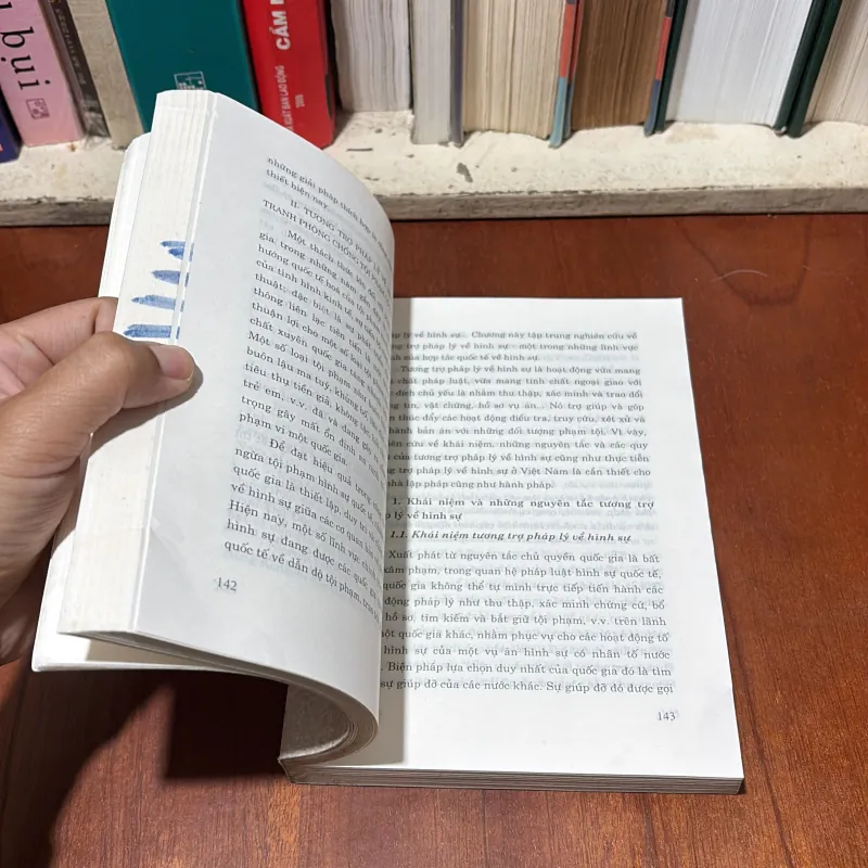II Sách Luật: Dẫn Độ Tội Phạm… Chuyển Giao Phạm Nhân Quốc Tế - Nguyễn Xuân Yêm - 2000 747885