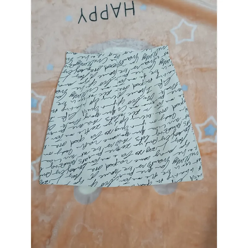 Chân váy chữ A, màu trắng kem, hoạ tiết chữ đen nghệch ngoạc, thích hợp đi chơi, dạo phố. 1005478